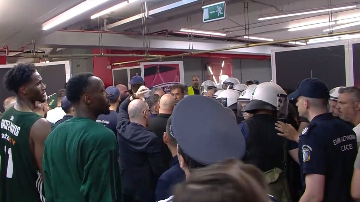 Ολυμπιακός – Παναθηναϊκός: Ένταση και ΜΑΤ στα αποδυτήρια του ΣΕΦ μετά το τη λήξη του τελικού