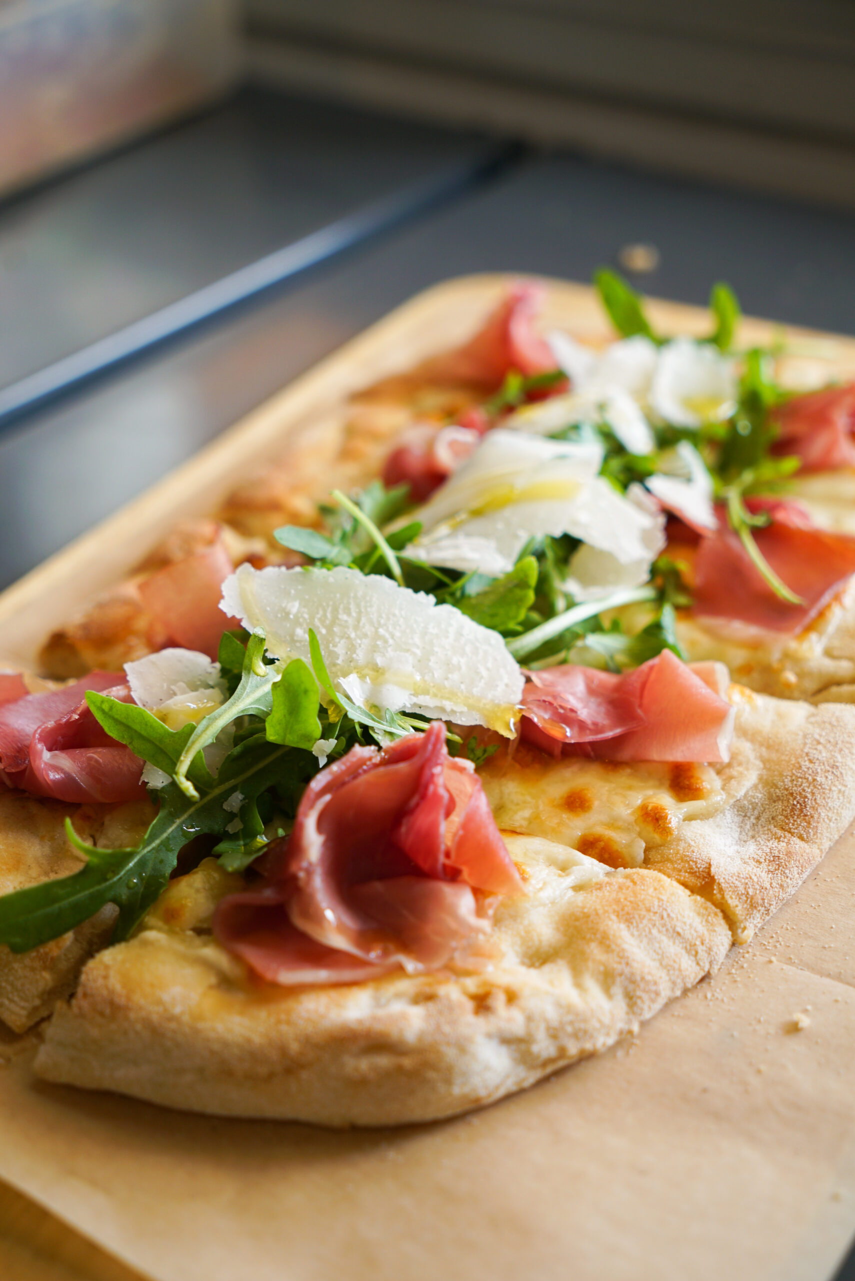 Οι χειροποίητες pinsas και η αυθεντική pizza napolitana πρωταγωνιστούν.