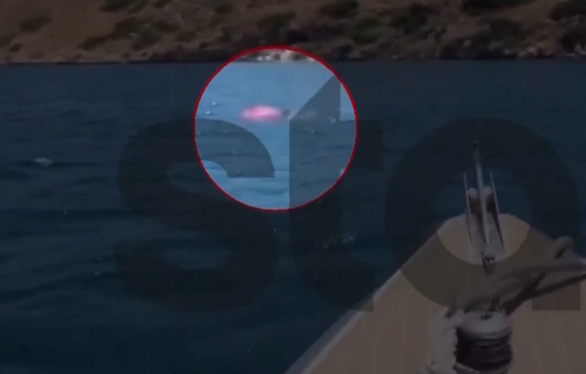 Μέγαρα: Αγωνιώδης διάσωση ανήλικου αγοριού που παρασύρθηκε με φουσκωτό – Μαζί κρατιόταν και η μητέρα του μέχρι να τους βγάλουν στη στεριά