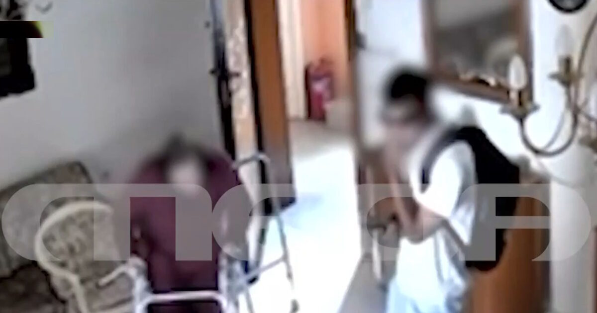 Μενίδι: Η στιγμή που νεαρός σε σπίτι ηλικιωμένης προσποιούμενος τεχνικό ρεύματος και ψάχνει για χρήματα