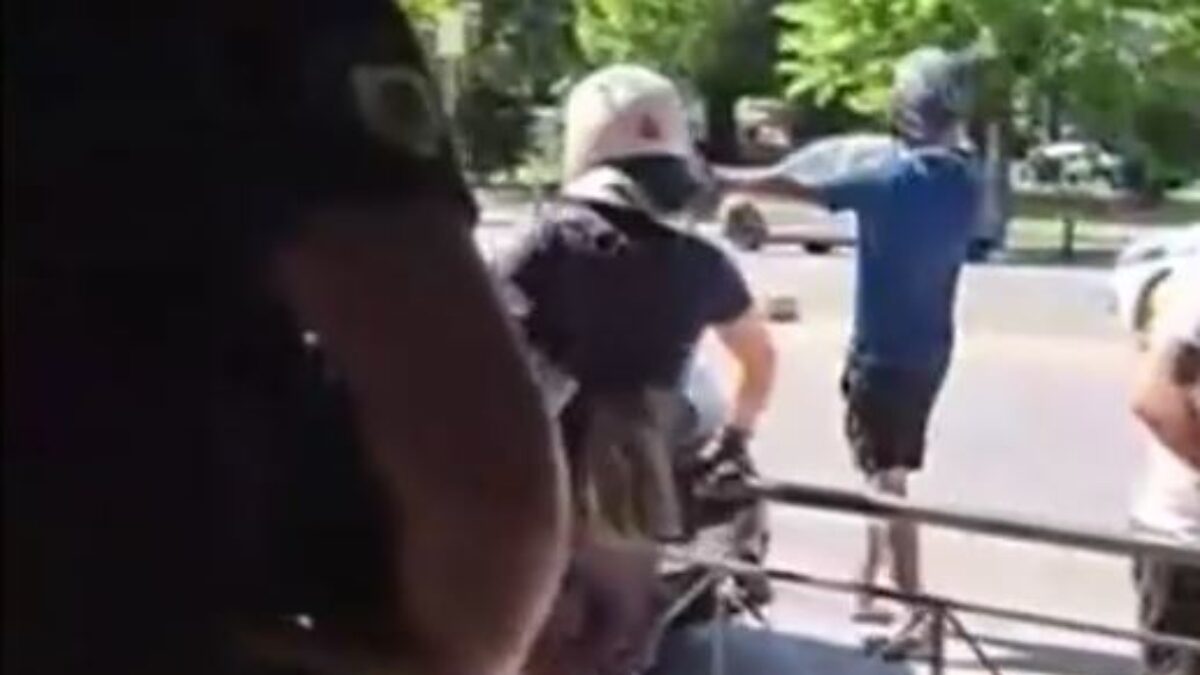 Σκηνές έντασης έξω από την Ευελπίδων