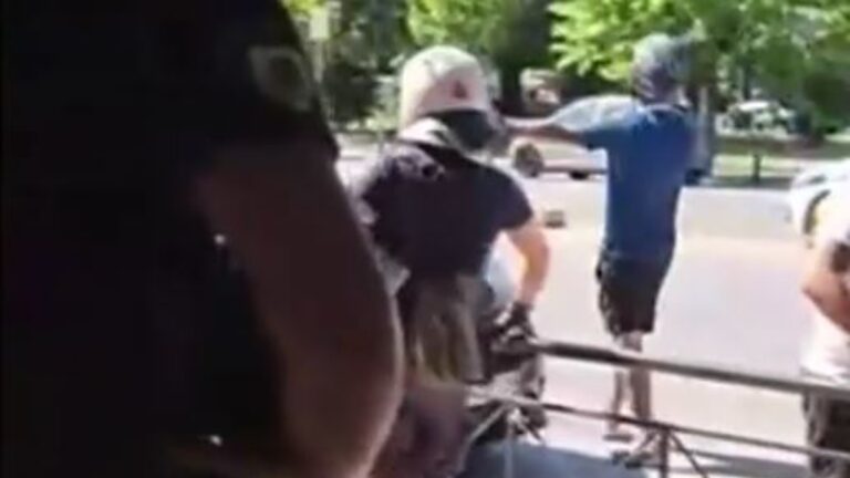 Σκηνές έντασης έξω από την Ευελπίδων