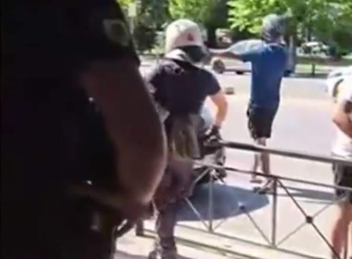 Σκηνές έντασης έξω από την Ευελπίδων