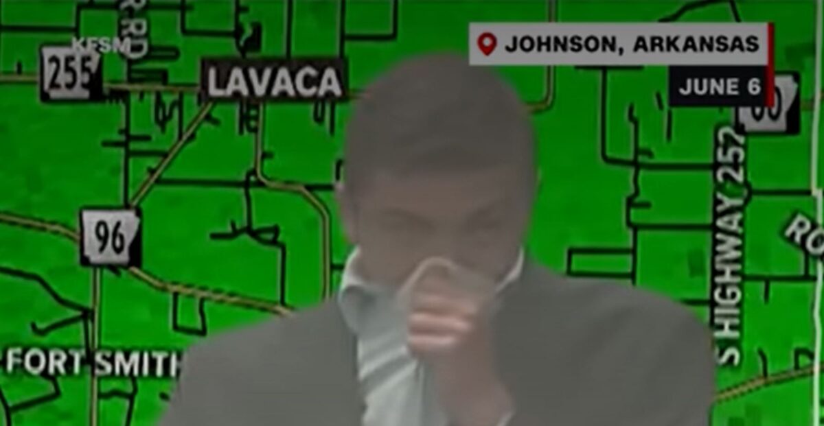 Μετεωρολόγος στο Αρκάνσας συνέχισε το δελτίο καιρο