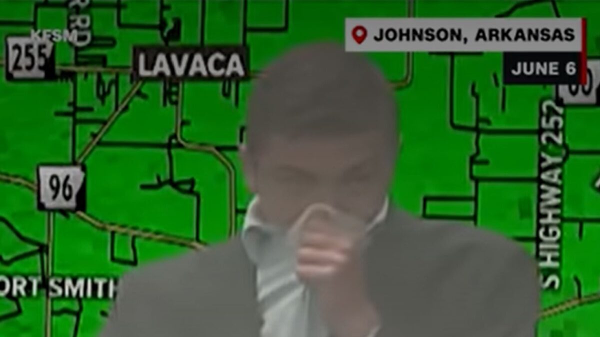 Ο μετεωρολόγος καλύπτει τη μήτη μου με το πουκάμισό του για να μην εισπνέει του καπνούς