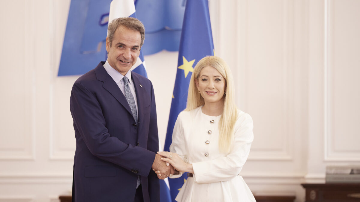 Στιγμιότυπο από τη συνάντηση του πρωθυπουργού Κυριάκου Μητσοτάκη με την πρόεδρο της Βουλής των Αντιπροσώπων της Κυπριακής Δημοκρατίας Αννίτα Δημητρίου, στο Μέγαρο Μαξίμου (Πηγή φωτογραφίας: ΓΤ Πρωθυπουργού)