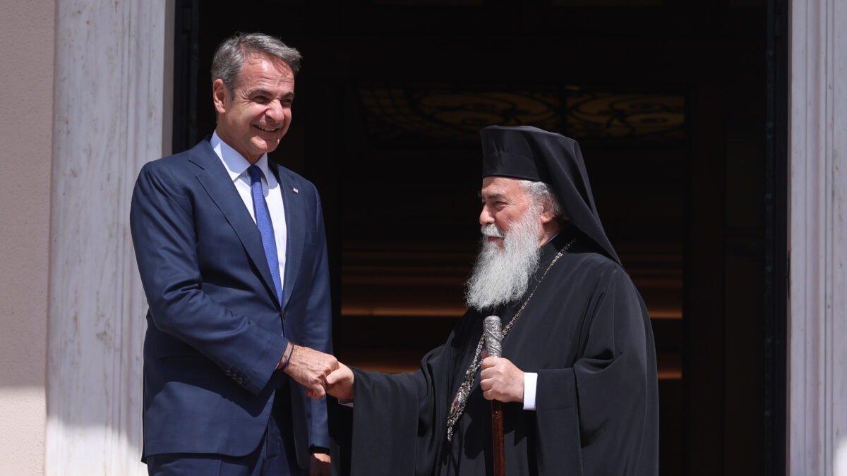 Συνάντηση του πρωθυπουργού Κυριάκου Μητσοτάκη με τον πατριάρχη της Αγίας Πόλεως Ιερουσαλήμ και πάσης Παλαιστίνης Θεόφιλο Γ΄ στο Μέγαρο Μαξίμου