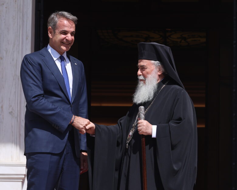 Συνάντηση του πρωθυπουργού Κυριάκου Μητσοτάκη με τον πατριάρχη της Αγίας Πόλεως Ιερουσαλήμ και πάσης Παλαιστίνης Θεόφιλο Γ΄ στο Μέγαρο Μαξίμου
