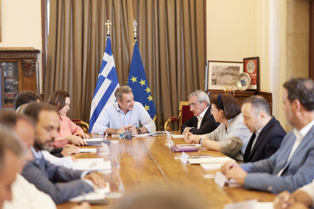 Ο Κυριάκος Μητσοτάκης σε σύσκεψη με τους τοπικούς φορείς στη Ρόδο