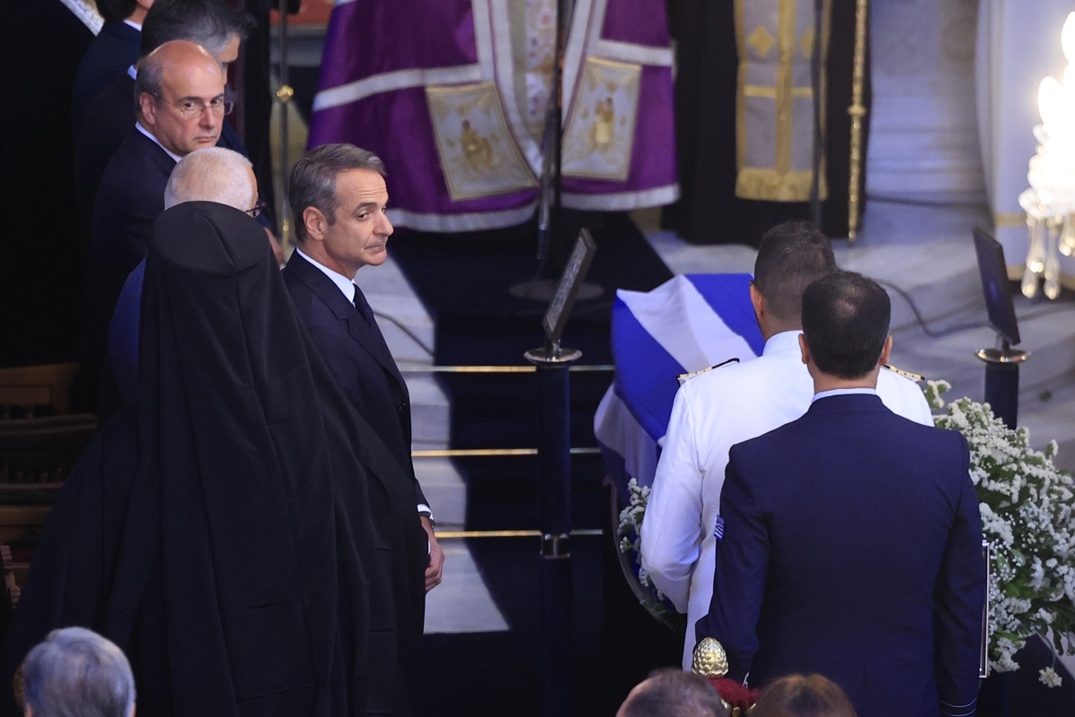 Ο Κυριάκος Μητσοτάκης Μπροστά στο φέρετρο με τη σορό του Νίκου Ταγαρά