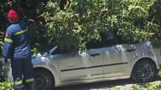 Δέντρο καταπλάκωσε όχημα στη Μιχαλακοπούλου