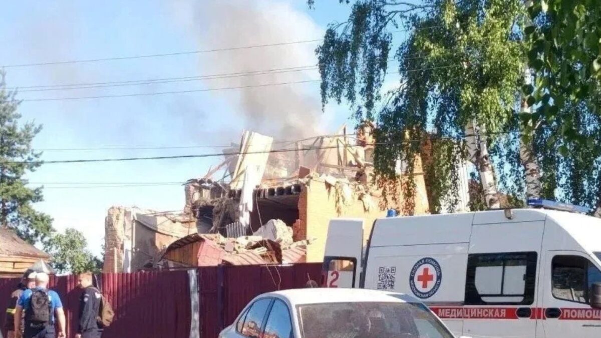 Ένα ασθενοφόρο στέκεται κοντά σε μια κατεστραμμένη ιδιωτική κατοικία μετά από επίθεση με ουκρανικό drone, σύμφωνα με τις περιφερειακές αρχές, κατά τη διάρκεια της σύγκρουσης Ρωσίας-Ουκρανίας, στην πόλη Γιεγκόριεφσκ, στην περιοχή της Μόσχας