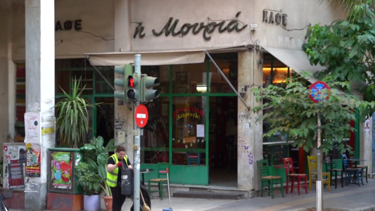 «Η “Μουριά” είναι η ζωή μου»: Η συγκινητική έκκληση του ιδιοκτήτη του καφενείου στα Εξάρχεια για να μείνει ανοιχτό