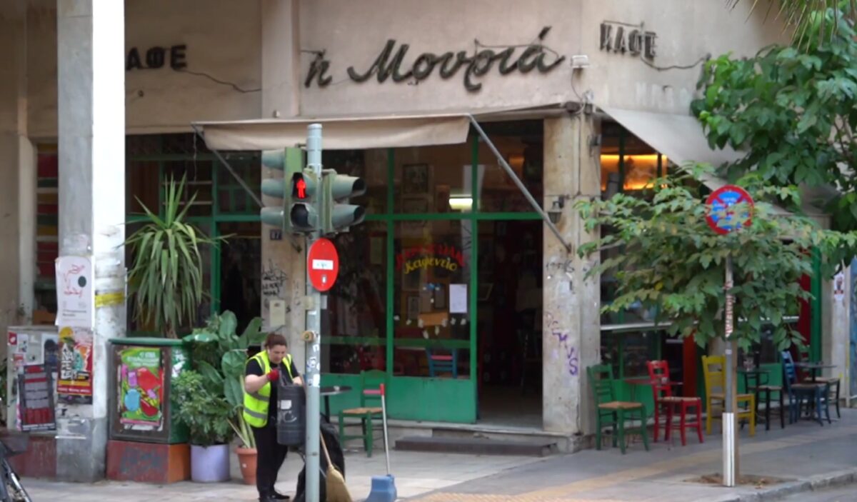 «Η “Μουριά” είναι η ζωή μου»: Η συγκινητική έκκληση του ιδιοκτήτη του καφενείου στα Εξάρχεια για να μείνει ανοιχτό