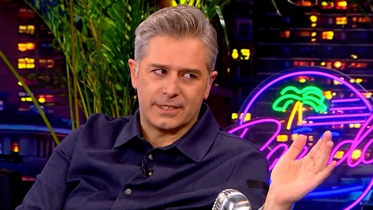 Ο Αλέξανδρος Μπουρδούμης στο πλατό της εκπομπής «The 2night Show»