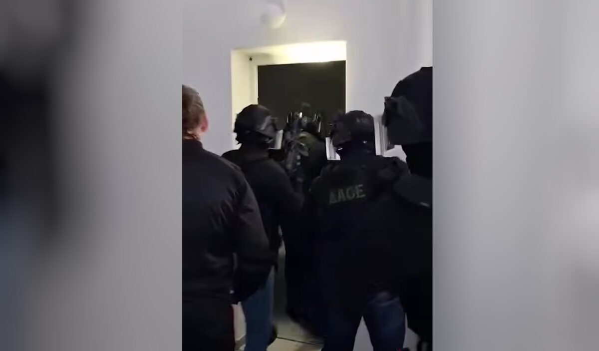 Μύκονος: Η στιγμή που το ελληνικό FBI εισβάλει στα σπίτια του κυκλώματος ναρκωτικών – Ο τιμοκατάλογος και οι καβάτζες στον Πειραιά