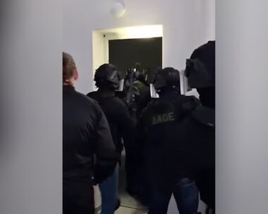 Μύκονος: Η στιγμή που το ελληνικό FBI εισβάλει στα σπίτια του κυκλώματος ναρκωτικών – Ο τιμοκατάλογος και οι καβάτζες στον Πειραιά