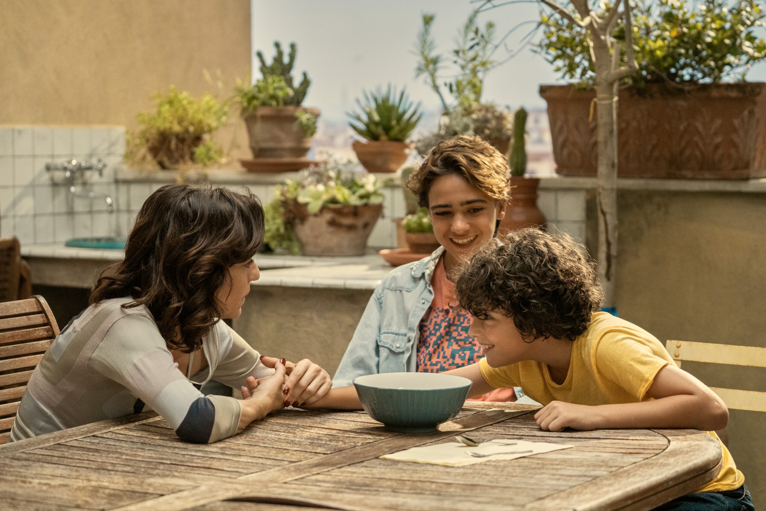Storia della mia famiglia. (L to R) Vanessa Scalera as Lucia, Jua Leo Migliore as Libero, Tommaso Guidi as Ercole in episode 206 of Storia della mia famiglia. Cr. Chiara Calabro