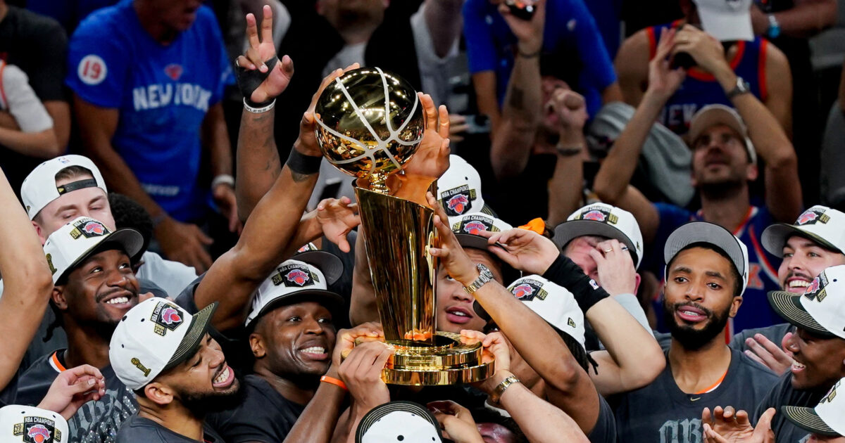 Νιου Γιορκ Νικς: Η απονομή του τροπαίου του NBA και ο MVP Μπράνσον