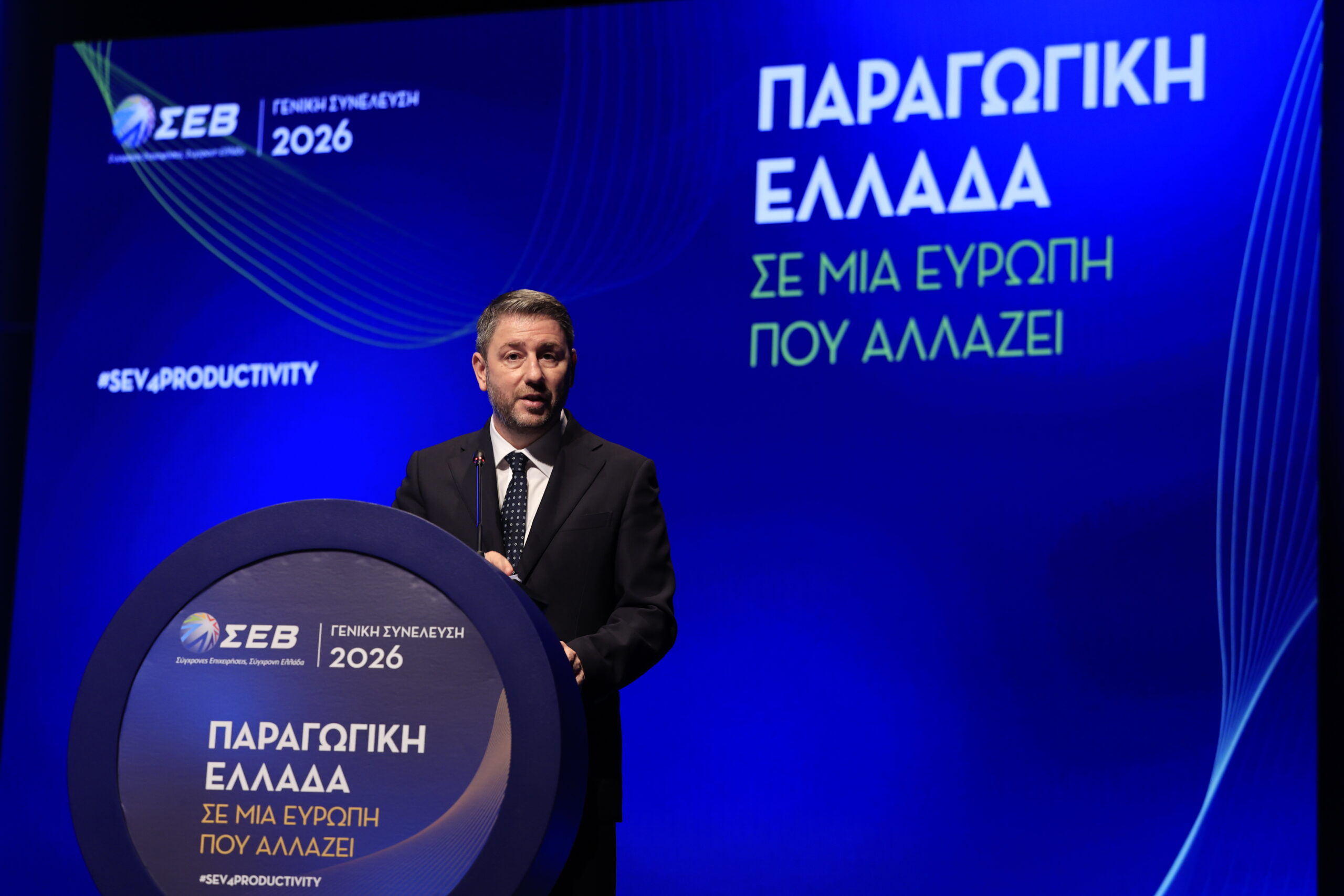 Στιγμιότυπο από την ομιλία του προέδρου του ΠΑΣΟΚ Νίκου Ανδρουλάκη στην ετήσια γενική συνέλευση του ΣΕΒ στο Μέγαρο Μουσικής Αθηνών (Πηγή φωτογραφίας: ΓΙΩΡΓΟΣ ΚΟΝΤΑΡΙΝΗΣ