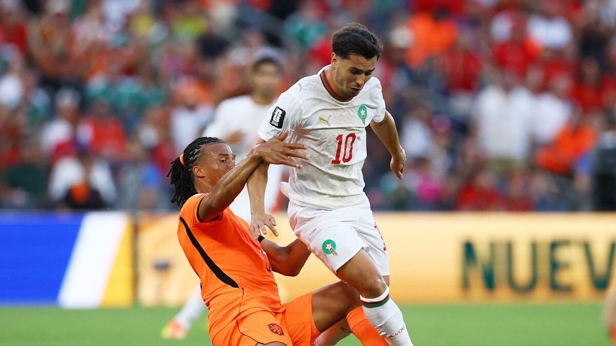 Ο Ολλανδός Nathan Ake (Α) μαρκάρει τον Μαροκινό Brahim Diaz (Δ)