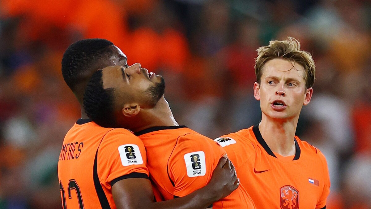 Ο Cody Gakpo μόλις έχει σκοράρει και οι Denzel Dumfries και Frenkie de Jong σπεύδουν να τον αγκαλιάσουν