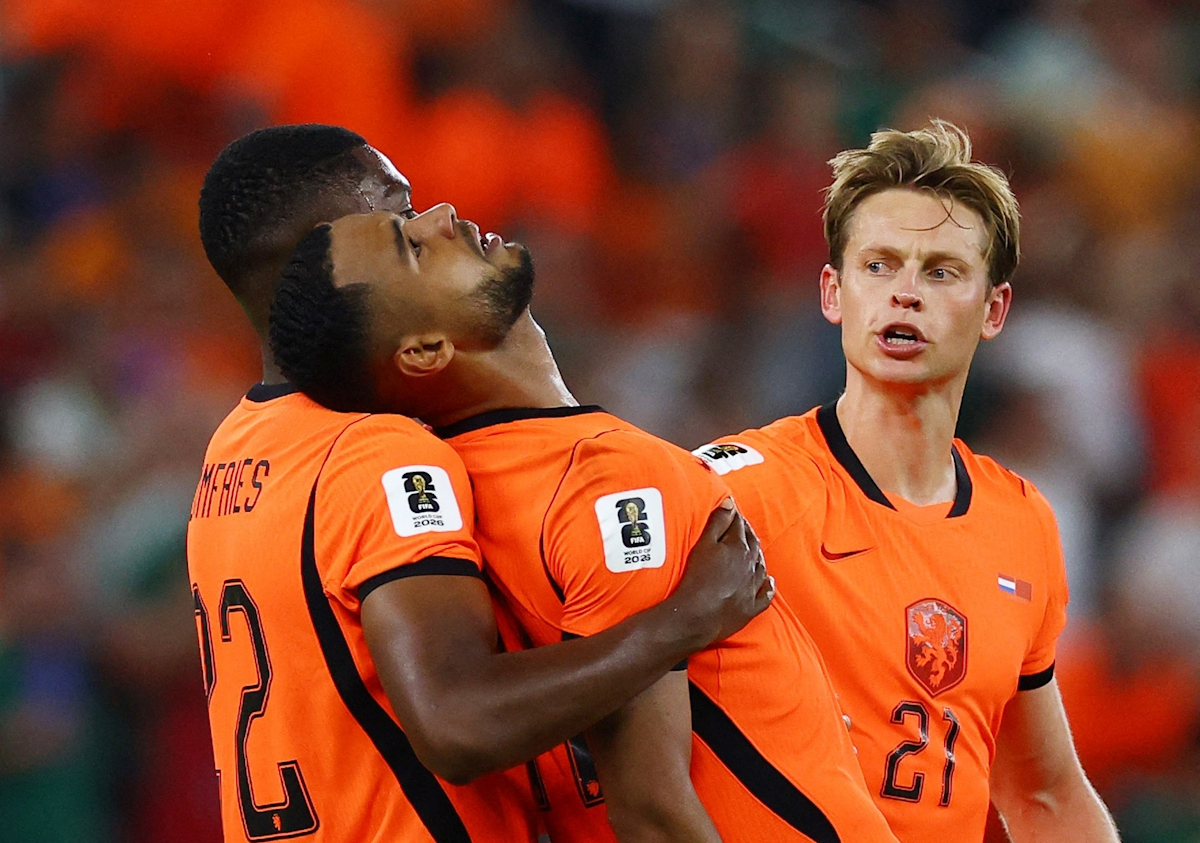 Ο Cody Gakpo μόλις έχει σκοράρει και οι Denzel Dumfries και Frenkie de Jong σπεύδουν να τον αγκαλιάσουν