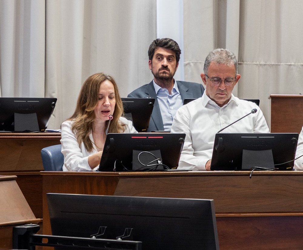 Από αριστερά: Η Corporate Affairs Executive Director της Nova Μάρθα Κεσίσογλου, ο Project Manager της Nova ICT Άγγελος Κορωνιάς και ο Γενικός Διευθυντής Δασών και Δασικού Περιβάλλοντος του ΥΠΕΝ Ευάγγελος Γκουντούφας