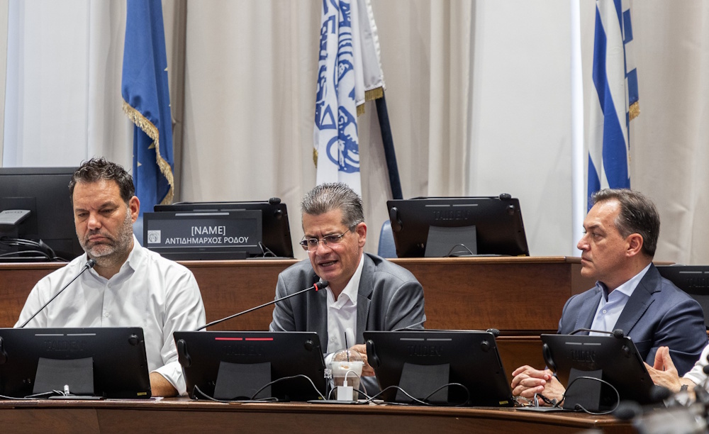 Από αριστερά: Ο Δήμαρχος Ρόδου Αλέξανδρος Κολιάδης, ο Γενικός Γραμματέας Δασών του ΥΠΕΝ Στάθης Σταθόπουλος και ο CEO της Nova ICT Αλέξανδρος Μπρέγιαννης