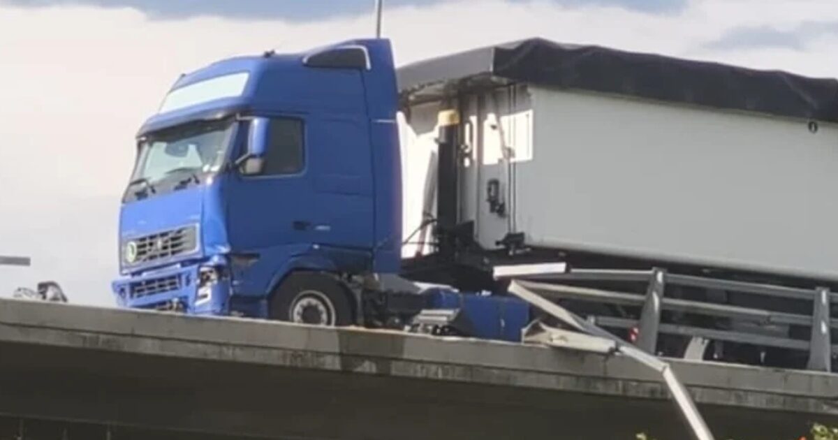 Τούμπαρε νταλίκα λόγω βροχής στην Εγνατία Οδό στα Γιάννενα – Διακοπή κυκλοφορίας στο ρεύμα προς Θεσσαλονίκη