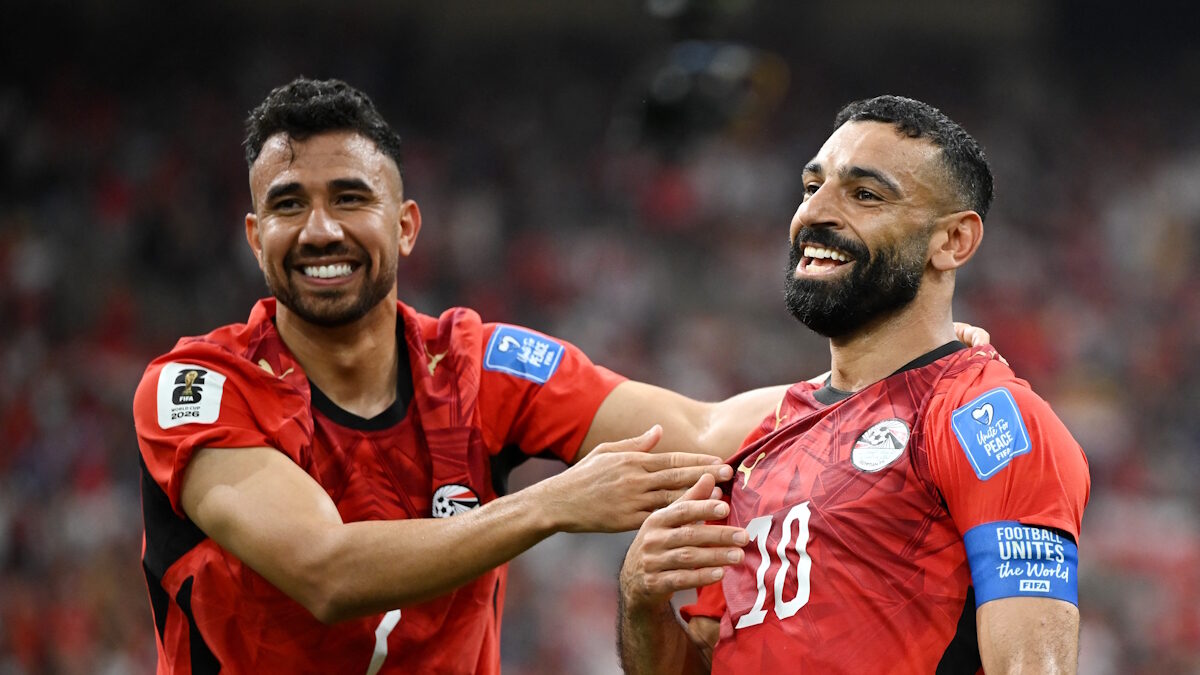 Ο Mahmoud Trezeguet πανηγυρίζει με τον Mohamed Salah τη νίκη της Αιγύπτου απέναντι στη Νέα Ζηλανδία