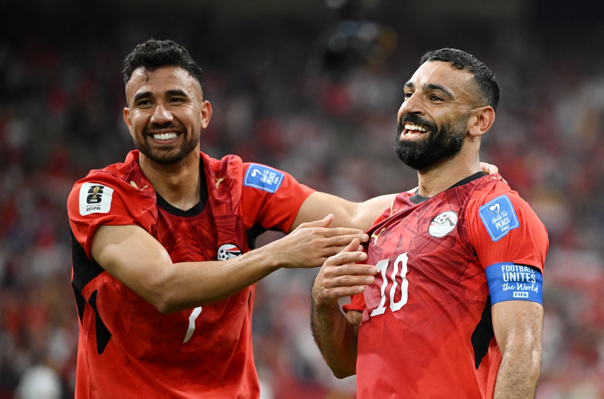 Ο Mahmoud Trezeguet πανηγυρίζει με τον Mohamed Salah τη νίκη της Αιγύπτου απέναντι στη Νέα Ζηλανδία