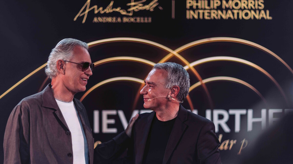 Ο Andrea Bocelli και ο Massimo Andolina, President Europe της Philip Morris International