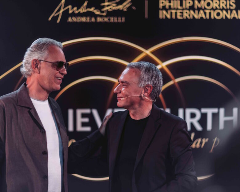 Ο Andrea Bocelli και ο Massimo Andolina, President Europe της Philip Morris International