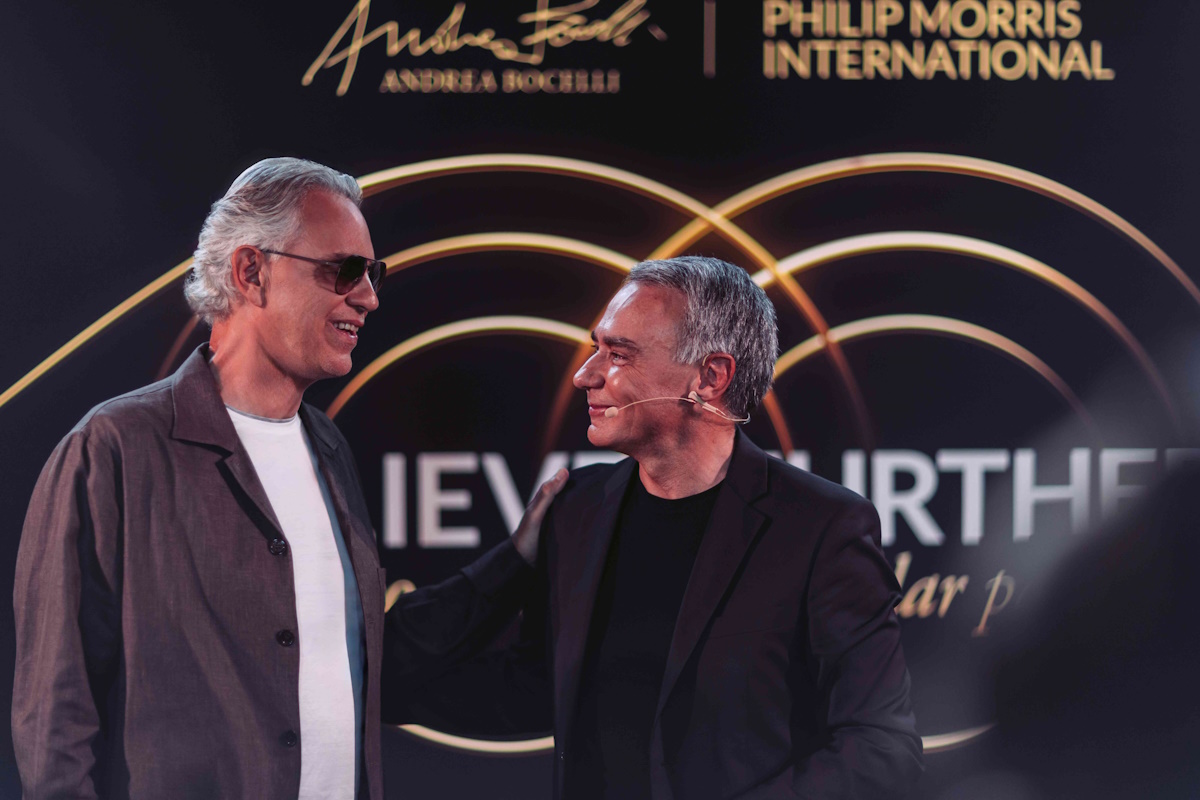 &Omicron; Andrea Bocelli &kappa;&alpha;&iota; &omicron; Massimo Andolina, President Europe &tau;&eta;&sigmaf; Philip Morris International