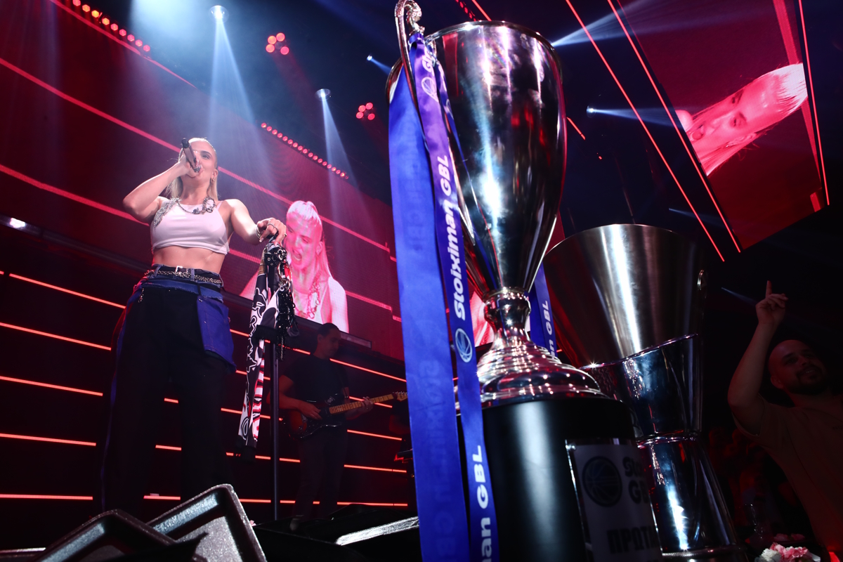 Γλέντι με Λιόλιου για τον πρωταθλητή Ελλάδας και Ευρώπης Ολυμπιακό: Η υποδοχή με το «Νοικιάστηκε», ο λουλουδοπόλεμος και ο ντι τζέι Βεζένκοφ