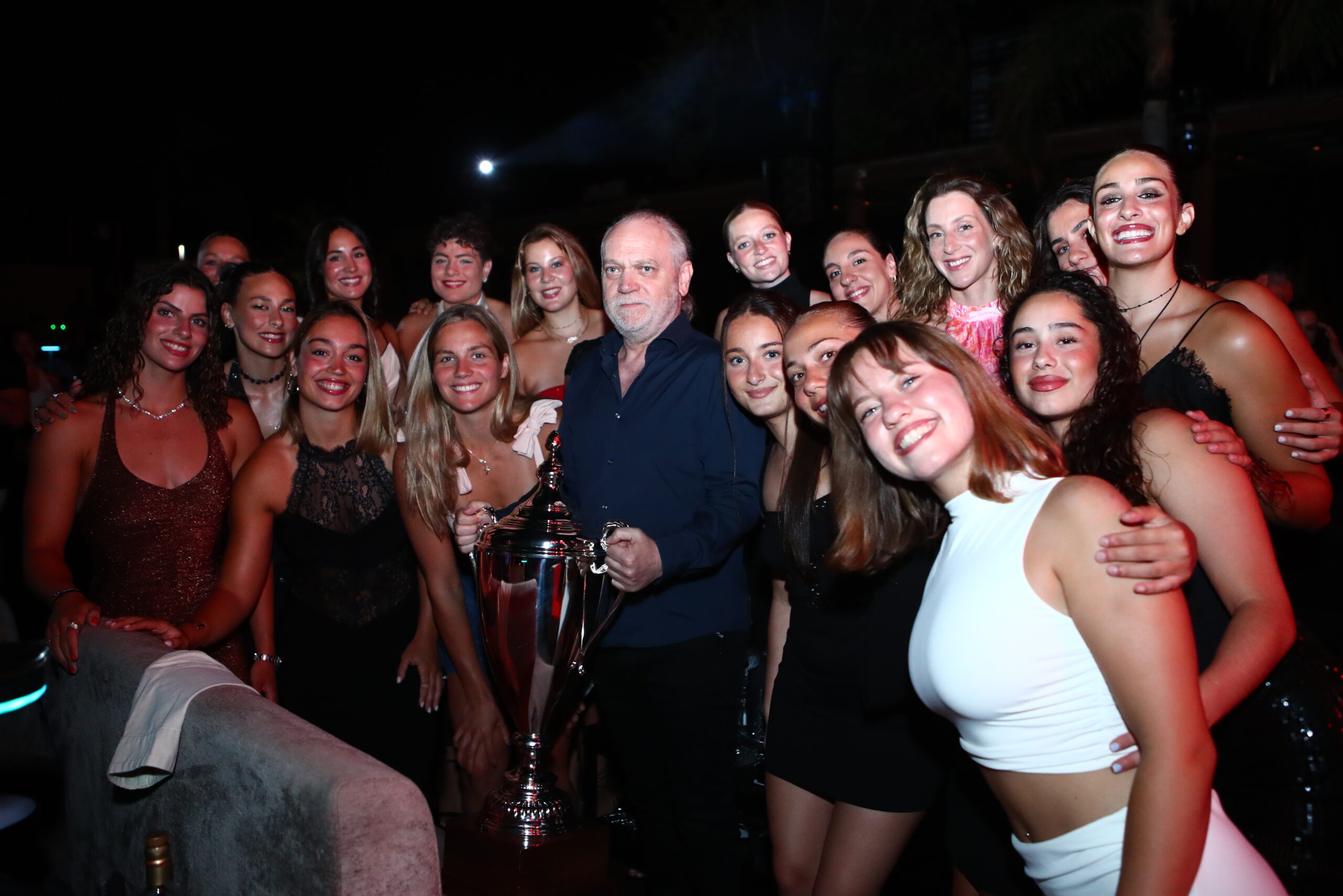 Εικόνες από το γλέντι της γυναικείας ομάδας πόλο του Ολυμπιακού για την κατάκτηση του ευρωπαϊκού τροπαίου