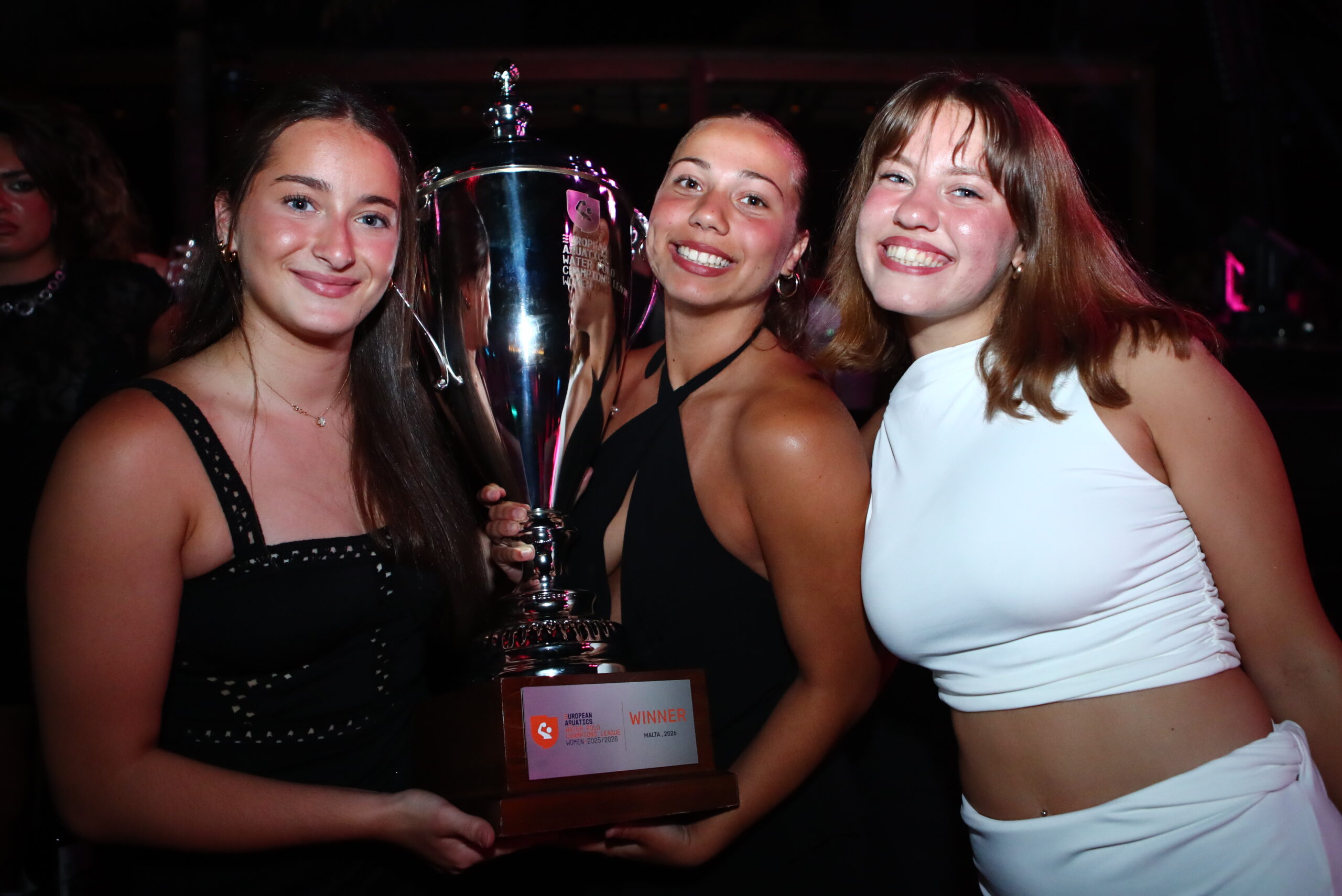 Εικόνες από το γλέντι της γυναικείας ομάδας πόλο του Ολυμπιακού για την κατάκτηση του ευρωπαϊκού τροπαίου