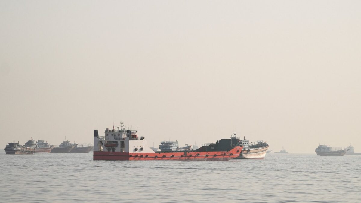Πλοία αγκυροβολημένα στο Στενό του Ορμούζ, όπως φαίνεται από το Μουσαντάμ του Ομάν