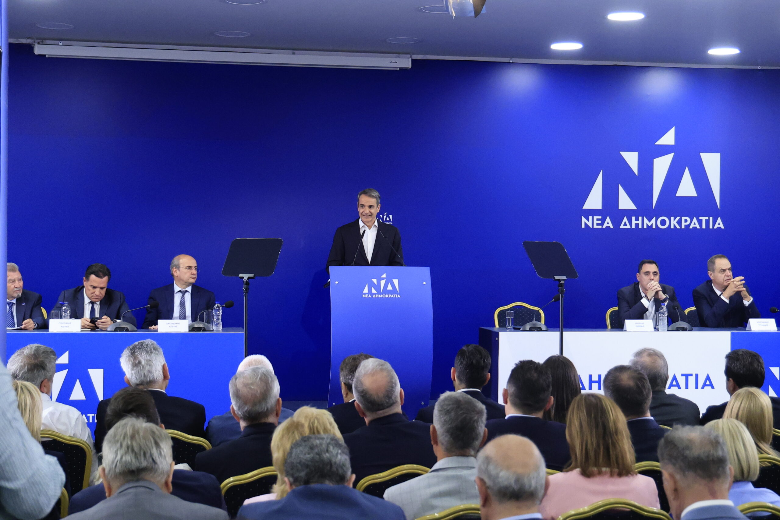 Στιγμιότυπο από την ομιλία του Κυριάκου Μητσοτάκη στη συνεδρίαση της Πολιτικής Επιτροπής της Νέας Δημοκρατίας (Πηγή φωτογραφίας: ΓΙΩΡΓΟΣ ΚΟΝΤΑΡΙΝΗΣ
