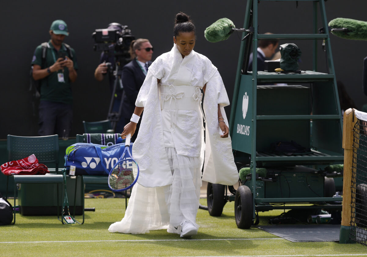 Η Ναόμι Οσάκα εντυπωσίασε στο Wimbledon με τρομερό λευκό κιμονό που έμοιαζε με νυφικό