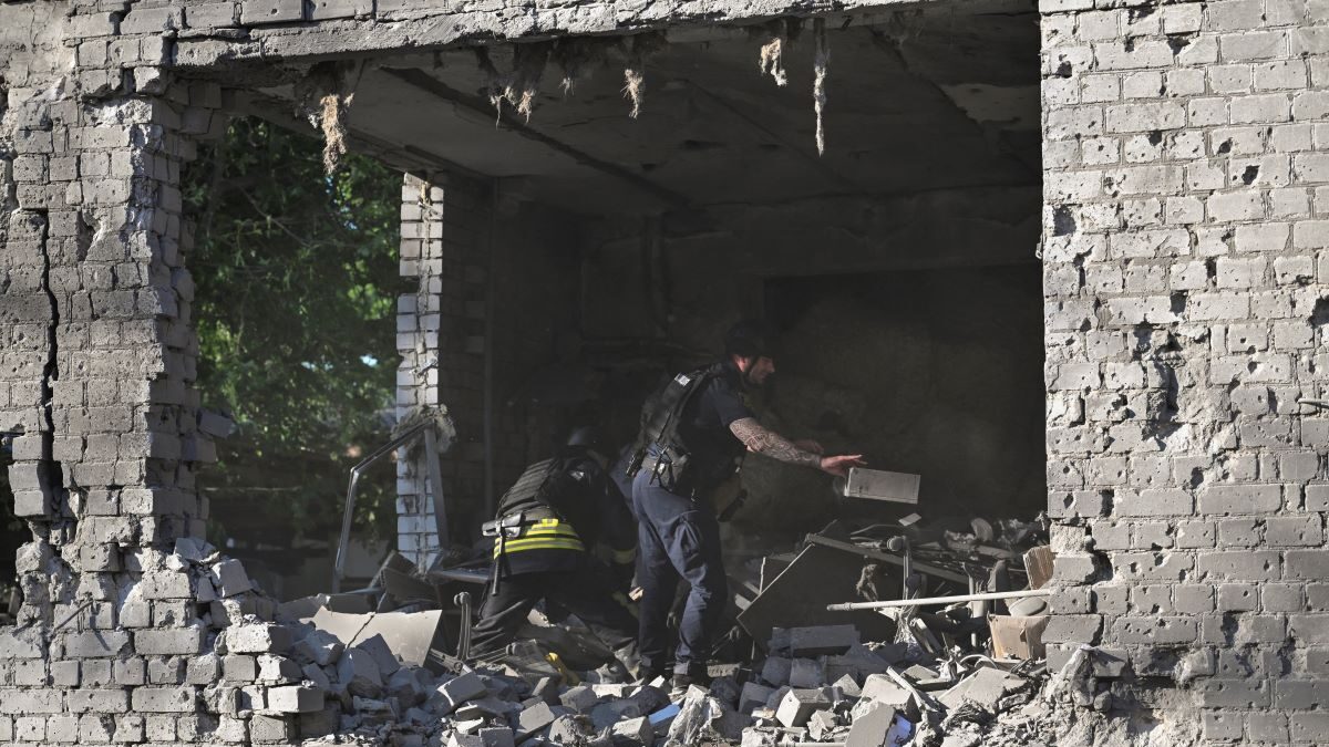 Αστυνομικοί στα συντρίμμια κτιρίου στη Ζαπορίζια μετά από ρωσικό βομβαρδισμό