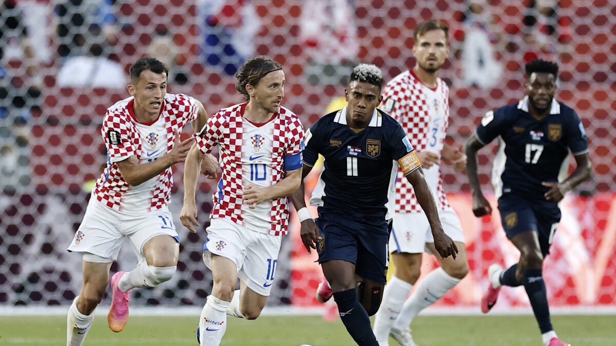 Ο αρχηγός της Κροατίας, Luka Modric καταδιώκεται από τον Παναμέζο, Yoel Barcenas