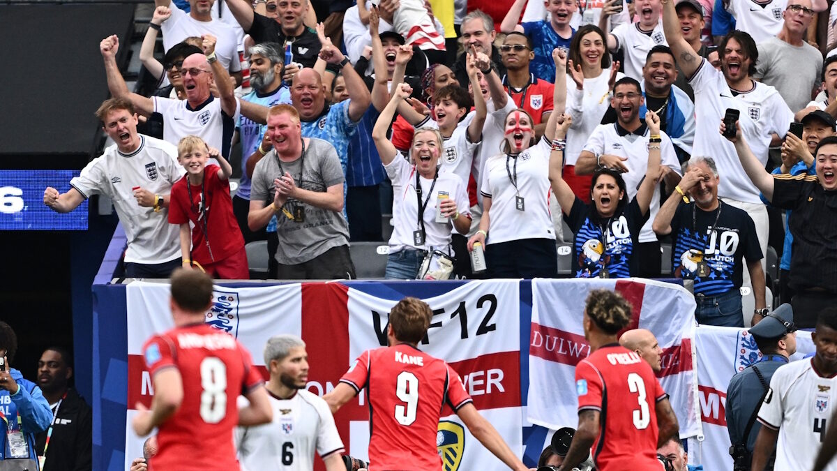 Ο Harry Kane μόλις έχει κάνει το 2-0 και τρέχει να πανηγυρίσει με τους φιλάθλους της Αγγλίας