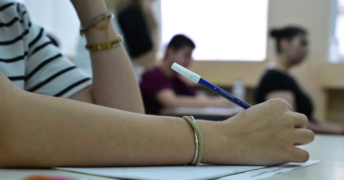 Πανελλήνιες 2026: Με τα μαθήματα ειδικότητας συνεχίζουν τις εξετάσεις τα ΕΠΑΛ – Τη Δευτέρα δίνουν το τελευταίο μάθημα