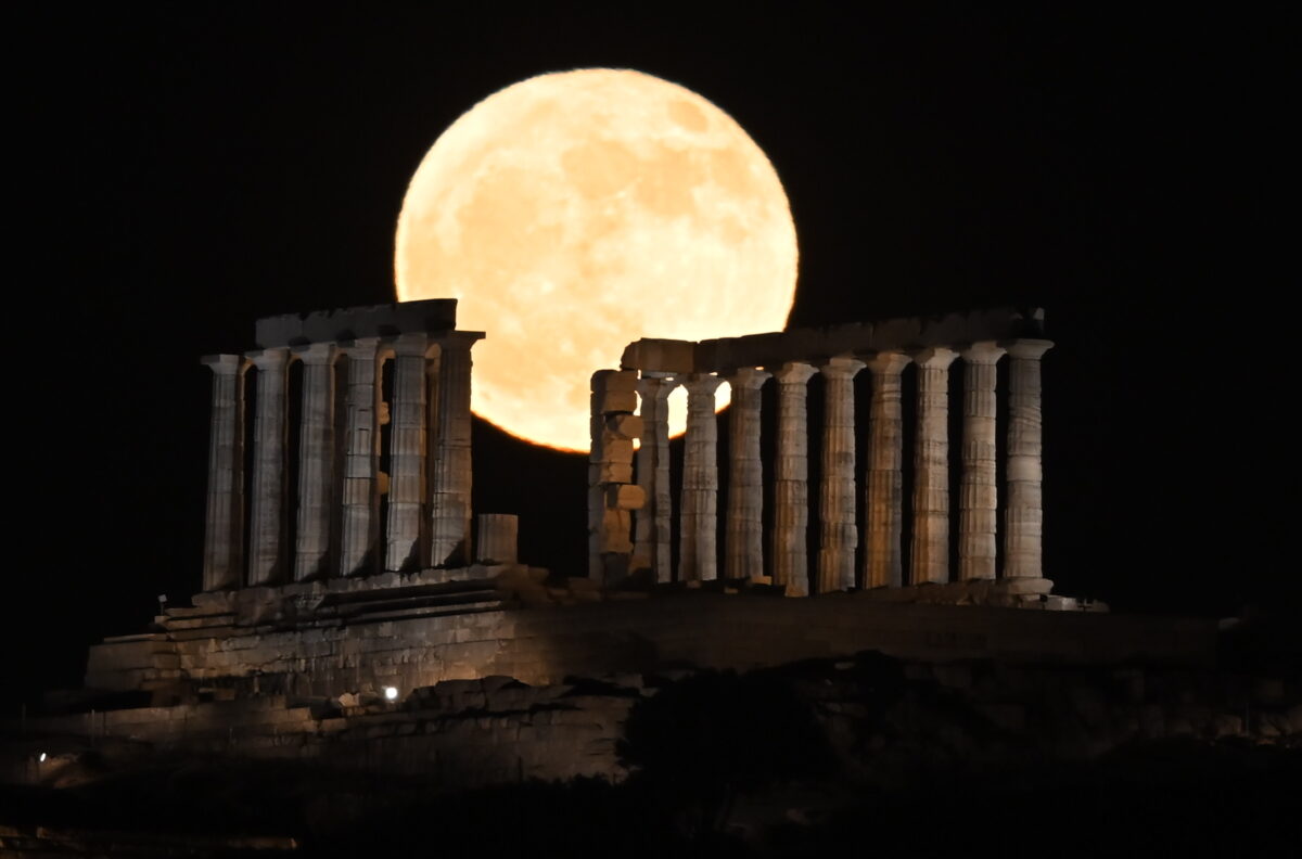 Φωτογραφία από την Πανσέληνο της Φράουλας στον Ναό του Ποσειδώνα