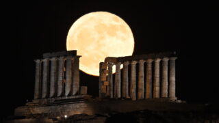 Φωτογραφία από την Πανσέληνο της Φράουλας στον Ναό του Ποσειδώνα
