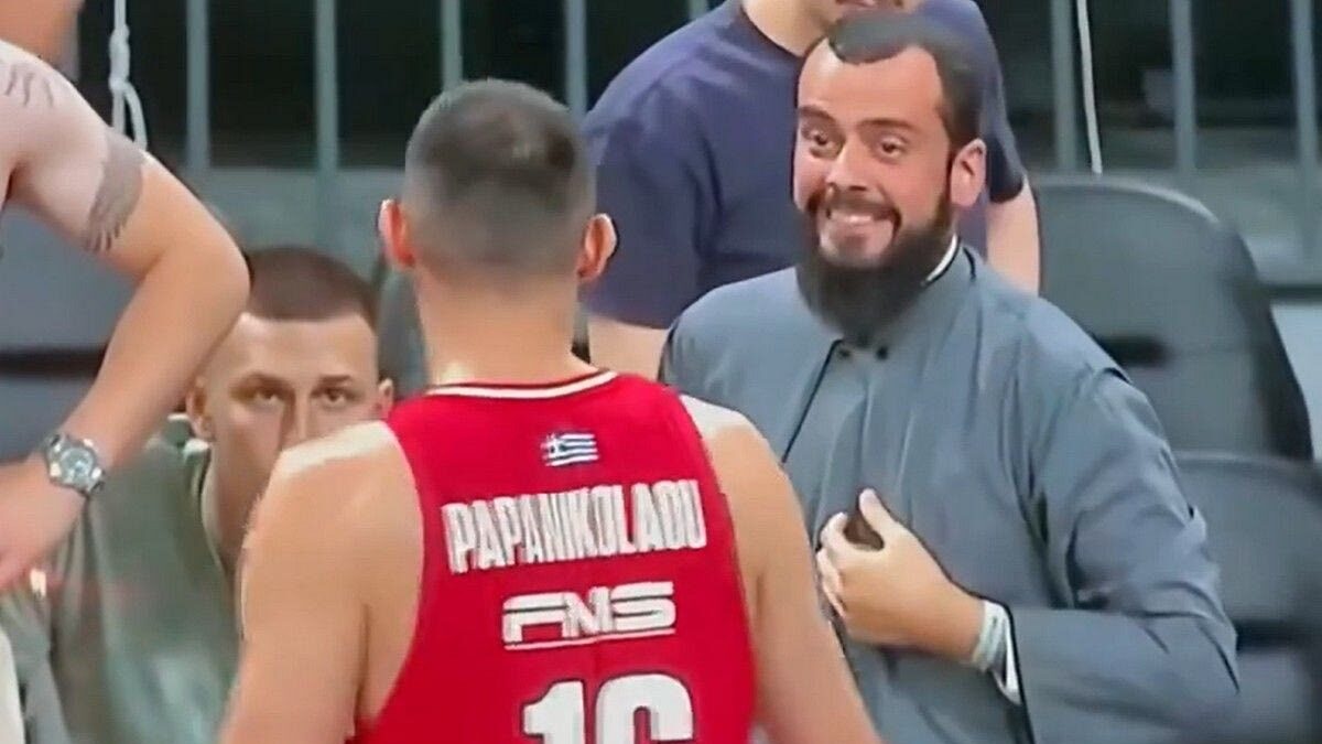 Παναθηναϊκός – Ολυμπιακός: Παπάς που καθόταν στα court seats, ζήτησε τη φανέλα του Παπανικολάου