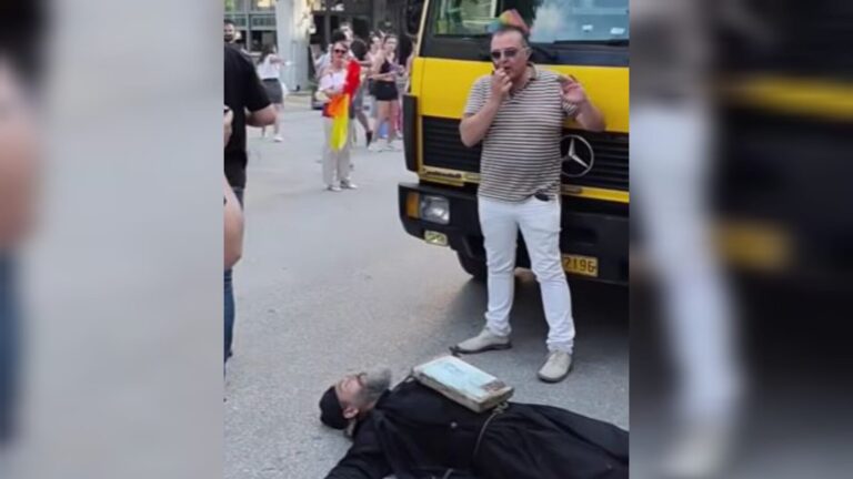 Απρόσμενο σκηνικό στο Pride της Θεσσαλονίκης: Ρασοφόρος ξάπλωσε μπροστά σε άρμα φωνάζοντας «μετανοείτε»