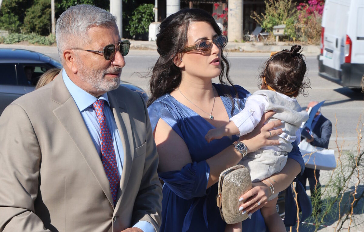Ο Γιώργος Πατούλης και η Νάνσυ Κοιλού βάπτισαν τον γιο τους στο Λαγονήσι – Το φωτογραφικό άλμπουμ και οι καλεσμένοι